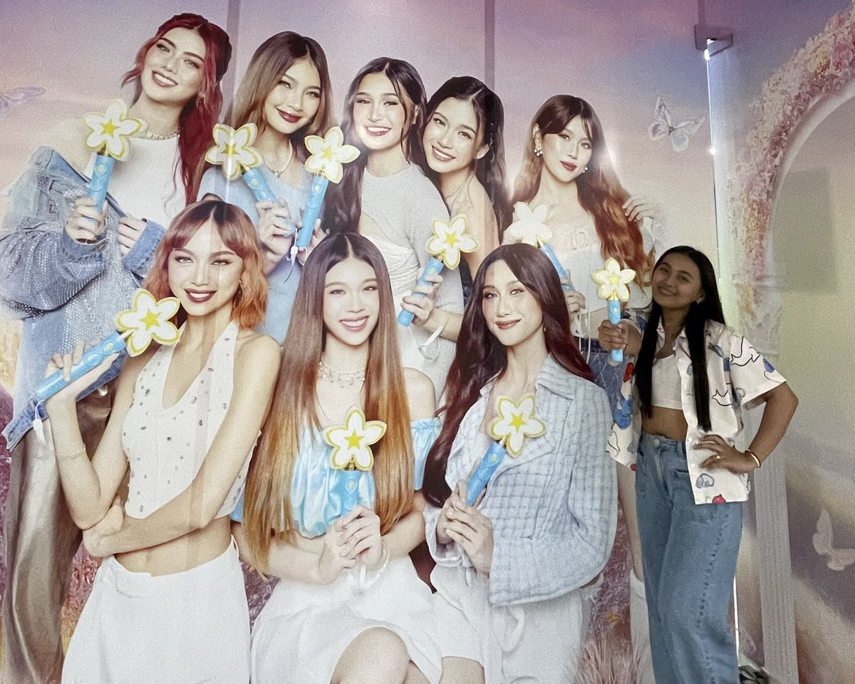 dearestmaloii's tweet image. got my #bloombilya ! 🌟 IT’S SOOOO PRETTYYY JAKDJSKDJ THANK YOUU, @PULPSpaces 🩵💛

#BINILightStick @BINI_ph