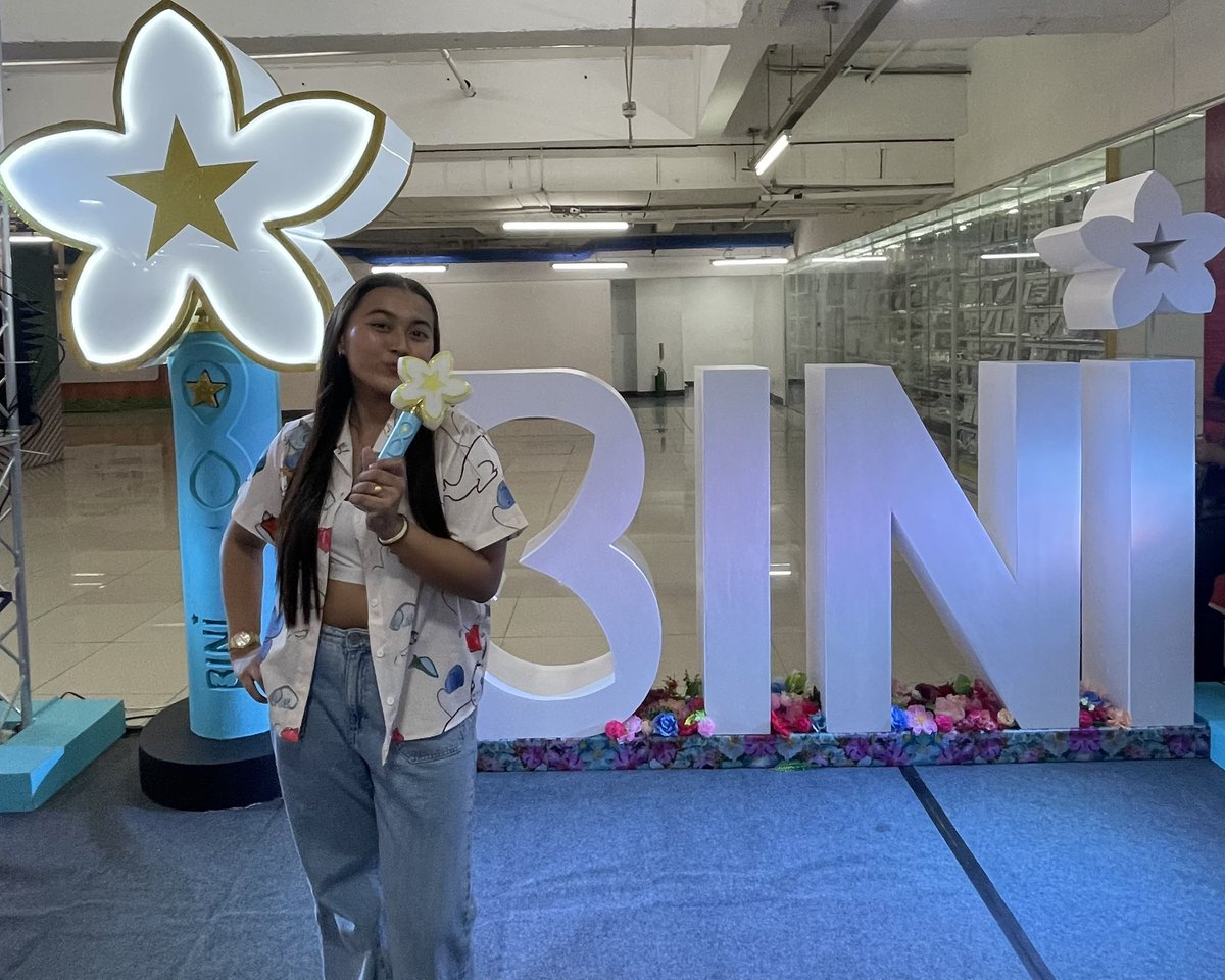 dearestmaloii's tweet image. got my #bloombilya ! 🌟 IT’S SOOOO PRETTYYY JAKDJSKDJ THANK YOUU, @PULPSpaces 🩵💛

#BINILightStick @BINI_ph