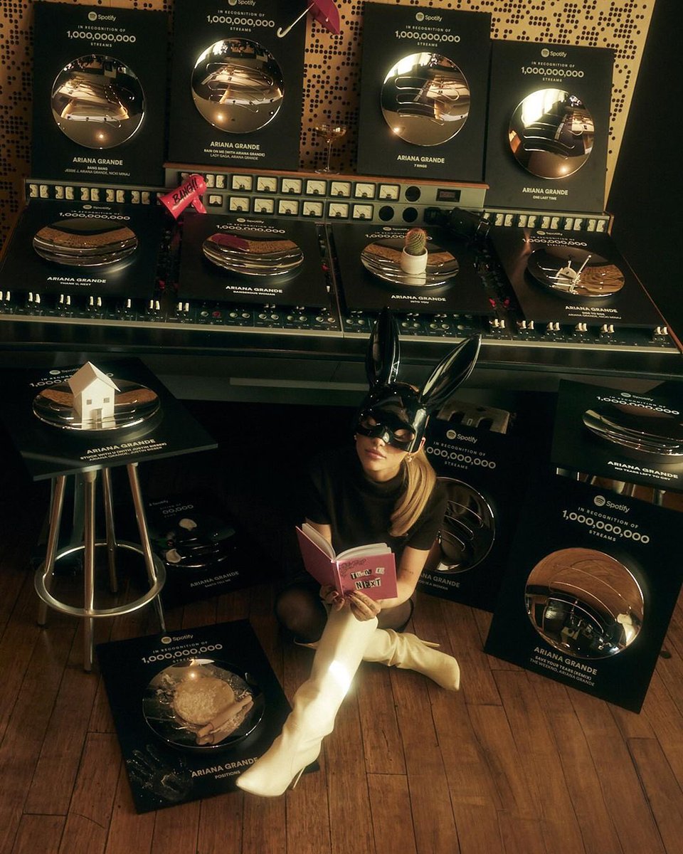 This photo alone clears the entire Grammys