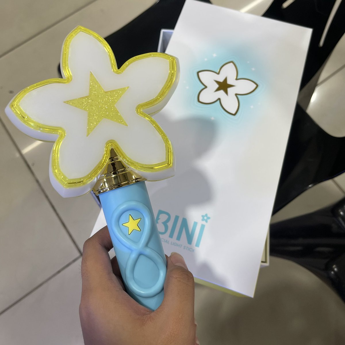 dearestmaloii's tweet image. got my #bloombilya ! 🌟 IT’S SOOOO PRETTYYY JAKDJSKDJ THANK YOUU, @PULPSpaces 🩵💛

#BINILightStick @BINI_ph