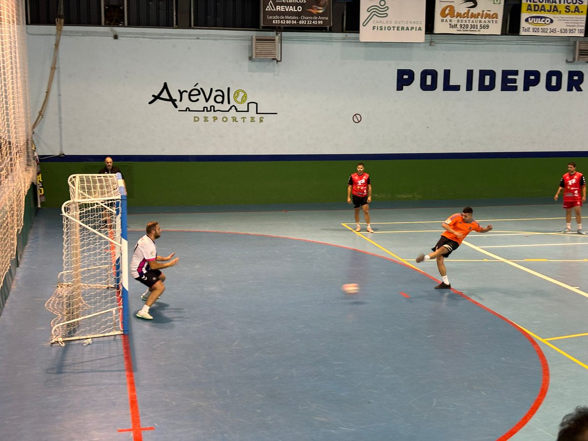 RadioMarcaAvila's tweet photo. 🏆 Ayer, Arévalo fue solidario en el Torneo Benéfico por Valencia. Sabor a Miel venció y recaudaron 2.650€ para la DANA. Música en vivo, rifas y bocadillos solidarios hicieron una noche única. #Solidaridad #DanaValencia https://t.co/DK1EeIvYHJ