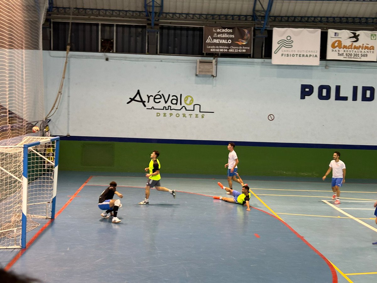 RadioMarcaAvila's tweet photo. 🏆 Ayer, Arévalo fue solidario en el Torneo Benéfico por Valencia. Sabor a Miel venció y recaudaron 2.650€ para la DANA. Música en vivo, rifas y bocadillos solidarios hicieron una noche única. #Solidaridad #DanaValencia https://t.co/DK1EeIvYHJ