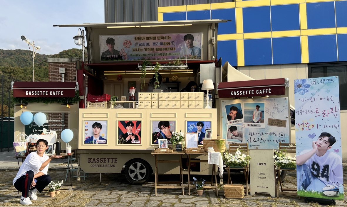 바라만 봐도 기분이 좋아지는 반짝반짝 빛나는 요한이✨ 요한이의 비타민 루아이가 보내주시는 사랑 덕분에 행복 가득한 현장🍀 늘 고마워요 💙 

#위아이 #WEi
#김요한 #KIMYOHAN