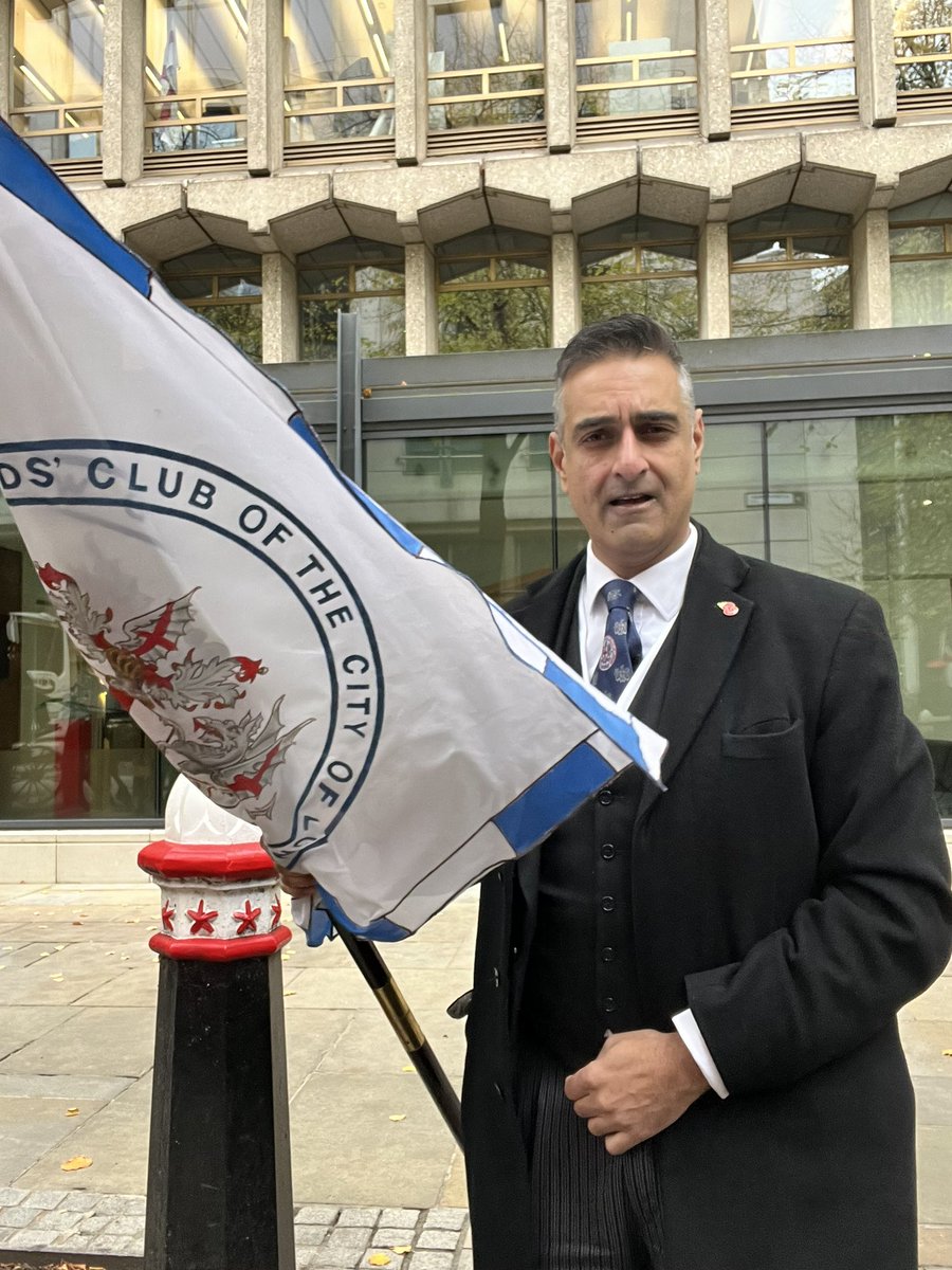 Ready for the “off” at the Lord Mayor’s Show!  UWC President and substitute Banner Bearer Millan Sachania by the carriage, the first in the civic section of the parade
