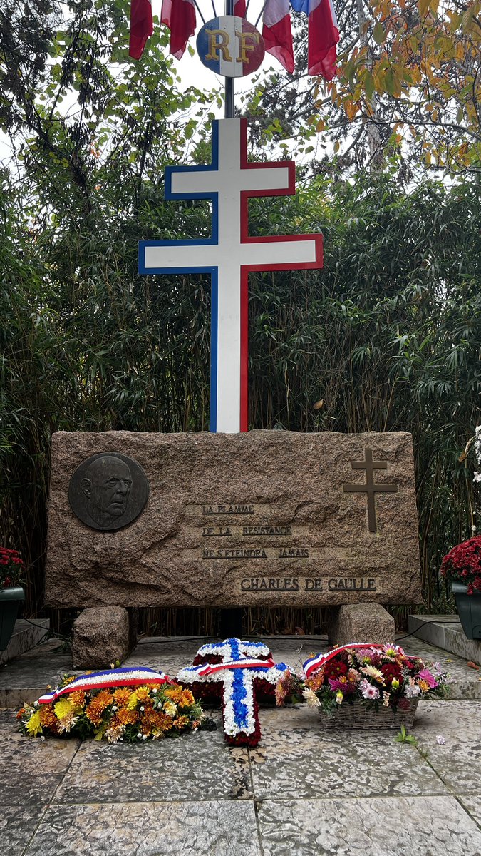 ☨ 54 ans après sa disparition, Bois-Colombes rend hommage au général Charles de Gaulle en ce 9 novembre.

🕊️ Grand libérateur et chef d’Etat visionnaire, il a redressé notre pays tout en redonnant son identité et sa fierté à son peuple. Son héritage nous oblige. 🇫🇷