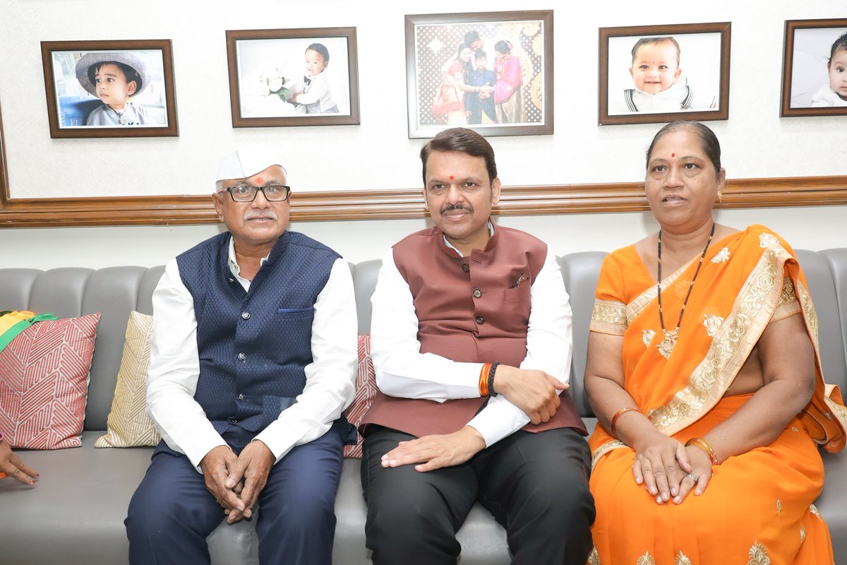 Dev_Fadnavis's tweet photo. 🕧 12.15pm | 9-11-2024📍Chandrapur | दु. १२.१५ वा. | ९-११-२०२४📍चंद्रपूर.

🪷 Visited and interacted with Chandrapur BJP candidate Kishor Jorgewar at his residence in Chandrapur, today. Thankful to the Jorgewar family for the warm welcome and hospitality!
🪷 चंद्रपूर भाजपा उमेदवार किशोर जोरगेवार यांच्या चंद्रपूर येथील निवासस्थानी आज सदिच्छा भेट दिली. जोरगेवार कुटुंबियांनी केलेल्या स्वागत आणि आदरातिथ्याबद्दल मी त्यांचा आभारी आहे!
🪷 चंद्रपुर भाजपा उम्मीदवार किशोर जोरगेवार इनके चंद्रपुर स्थित आवास पर आज सदिच्छा भेंट दी। इस अवसर पर जोरगेवार परिवार द्वारा किए गए स्वागत एवं आदरातिथ्य के लिए मैं उन सभी का आभारी हूं!

@jorgewar_speaks
#Maharashtra #Chandrapur