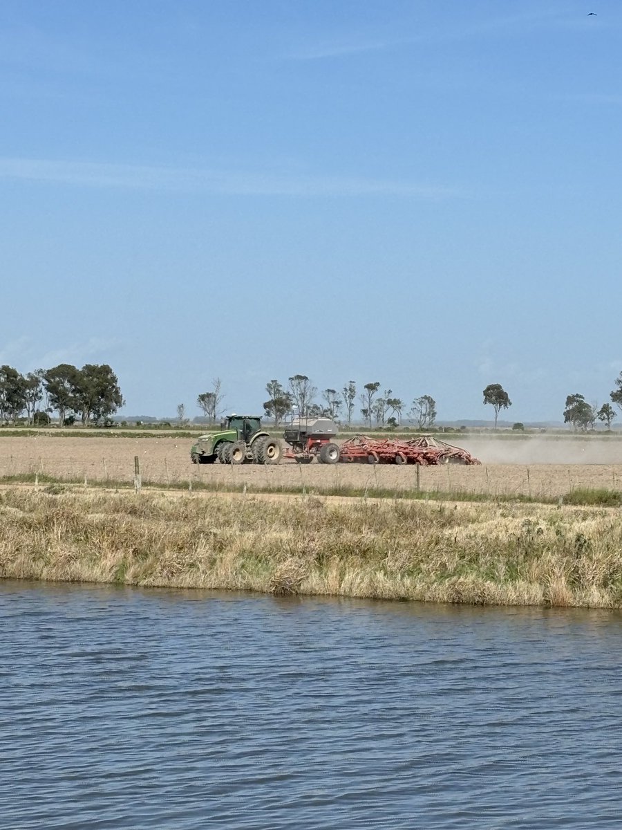 De un lado , riego, del otro siembra de soja, vamos arriba!!!