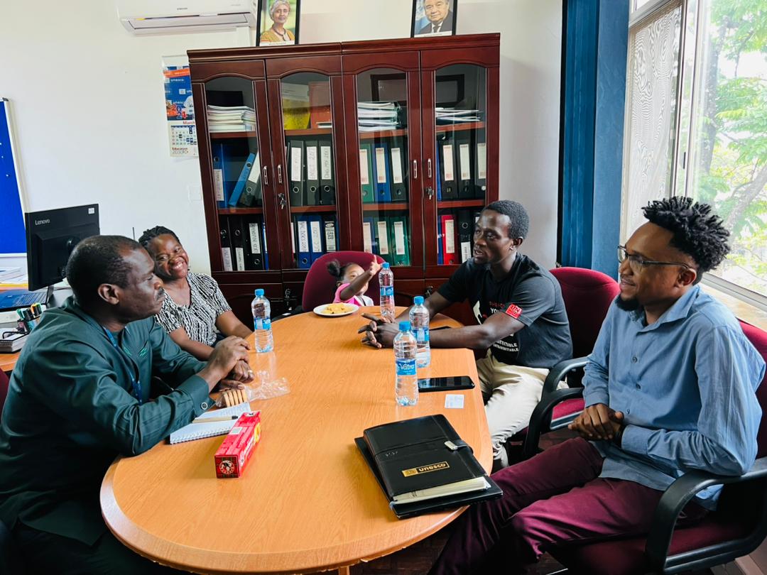 OChisenga9's tweet photo. I was honored to visit the @UnaidsZ  Country Office with @Phenomenayouths as we went to pay a Courtesy visit to the new @UnaidsZ Country Director Mr Issac Ahemesah and discussed matters regarding young people living with HIV. 
My little Gabriella tagged along.
#Daddy'sPrincess👑 https://t.co/IUNlHVwCRl