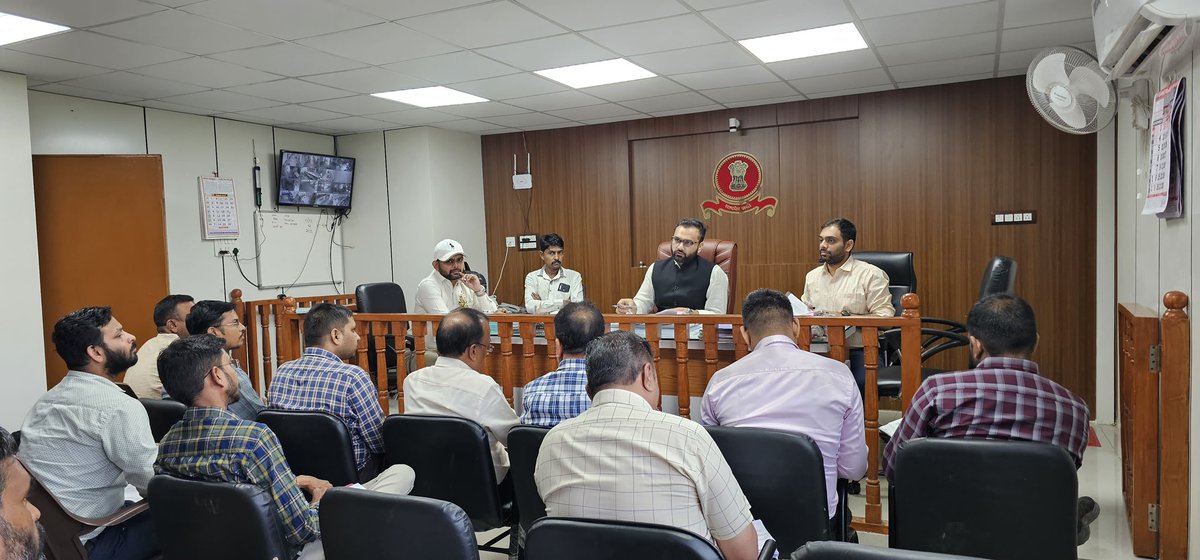 આજરોજ માન.મદદનીશ કલેકટર સાહેબ, પેટલાદની અધ્યક્ષતામાં તમામ ડીપાર્ટમેન્ટ સાથે તાલુકા સંકલન તથા ફરીયાદ સમિતિની બેઠકનું આયોજન કરવામાં આવેલ જેમાં ઉપસ્થિત તમામ અધિકારીશ્રી/કર્મચારીશ્રીઓ સાથે વિવિધ પ્રશ્નો ચર્ચા અને નિરાકરણ લાવવા સૂચના આપી..