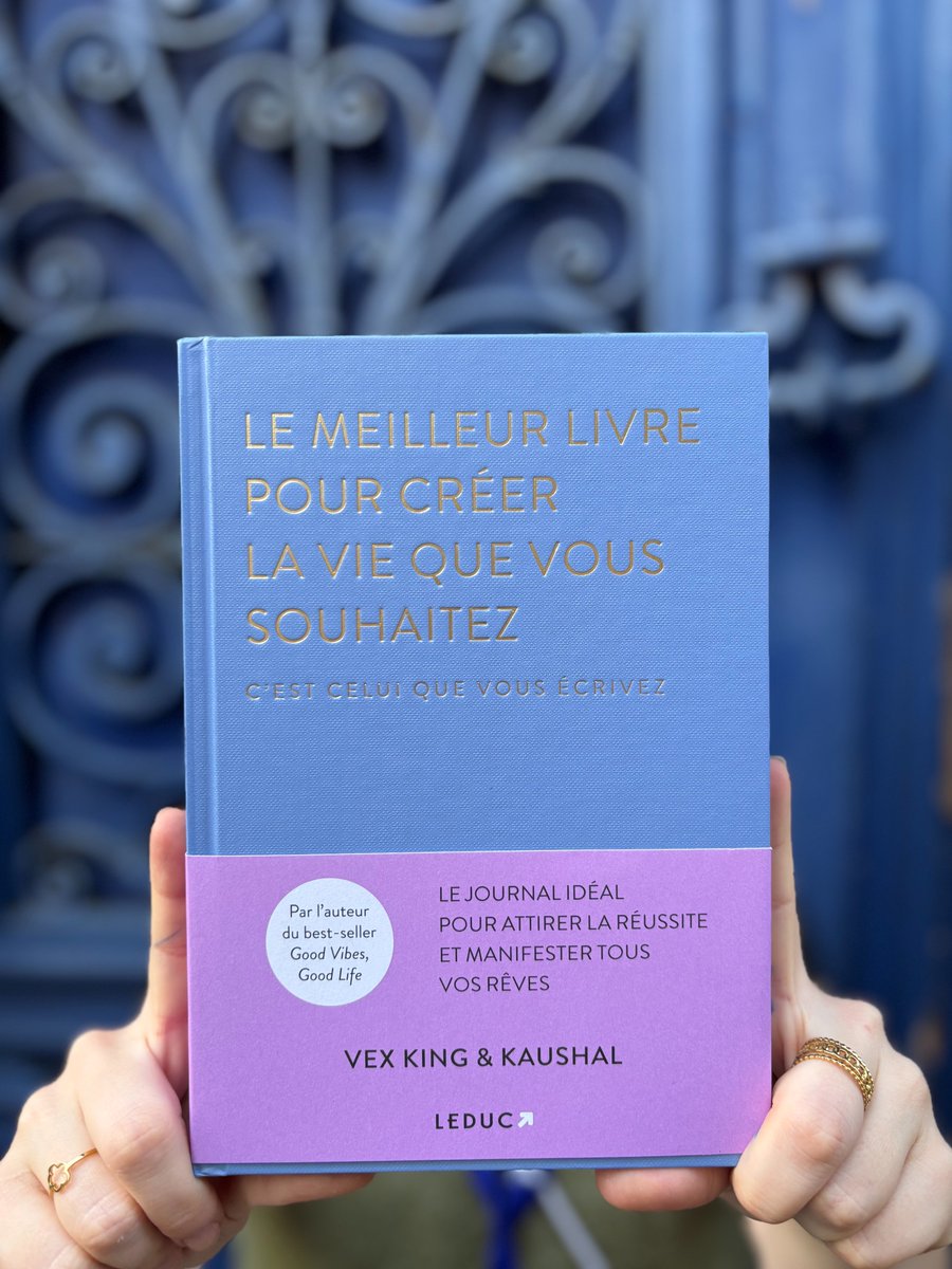 🎄🌊Découvrez les merveilles de #Noël au rayon #Bienêtre !

📕Apprenez à manifester la vie dont vous avez toujours rêvé, atteignez vos #objectifs et démarrez un voyage #introspectif vers un vous nouveau.
📝<a href="/VexKing/">Vex King</a>  &amp; Kaushal vous proposent un #journal à compléter délicatement