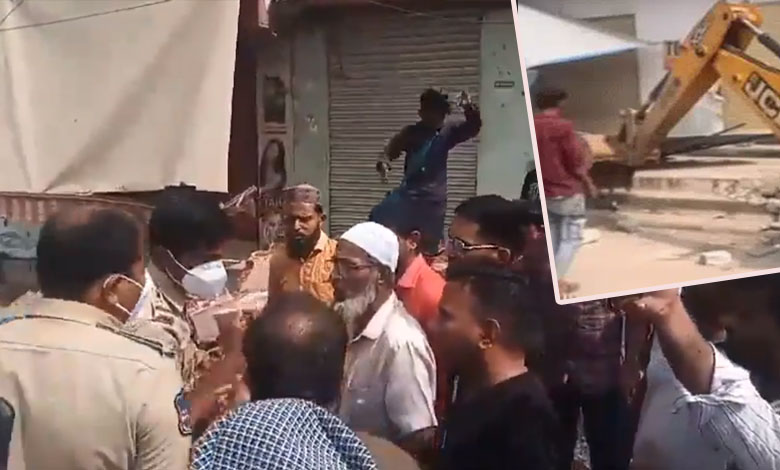MunsifNewsDesk's tweet image. Local Residents of Shastripuram Clash with Police Over Demolition of Homes 
#Hyderabad #Shastripuram #LocalProtest #PoliceClash #HomeDemolition

munsifdaily.com/local-resident…