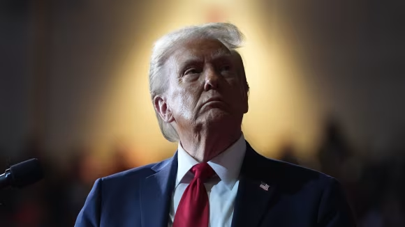 Is <a href="/realDonaldTrump/">Donald J. Trump</a> attempting to give himself a halo🤔Ergo, he probably believes he is the son of God🙄What a twat😏(pic below from <a href="/itvnews/">ITV News</a> online)