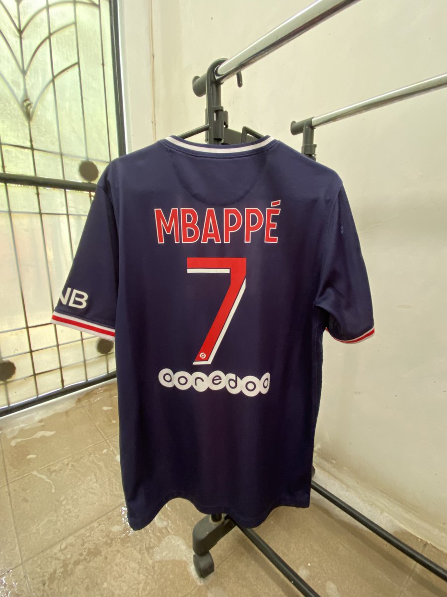 thekitmann's tweet photo. #jersey4sale

Jersey home psg size M 
2020/21 anniversary 50 tahun psg
Original
Nns patch remake
Rp. 450.000

Minus : few pulls sebelah pundak kanan belakang seperti di foto, sponsor crack, nns crack halus https://t.co/SGBWe0USDI