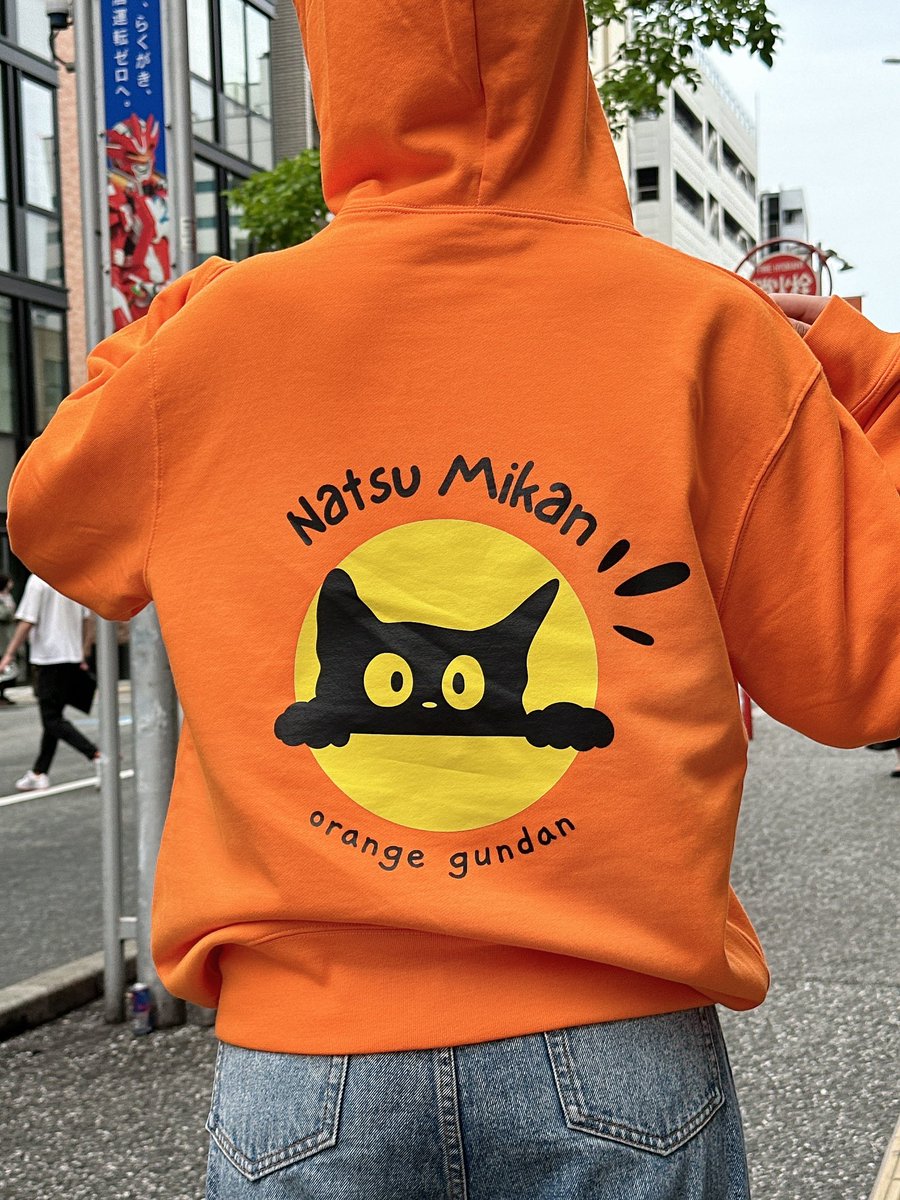 寒くなってきたんで新しくグッズで オレンジパーカー作りました🧡🍊 私