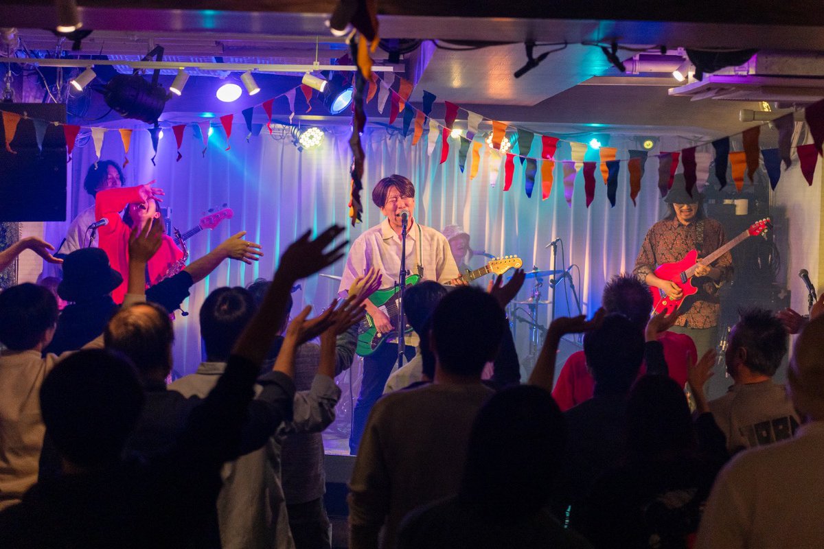 Crahs_jp's tweet photo. CrahsのCity Campご来場ありがとうございました！

ライブハウスに芝生を敷き詰めて、ライブハウスを野外のように！
大人も子供も一緒に楽しんでいただき感動です！

いつか大きな公園で！ https://t.co/te6N0AdL6f