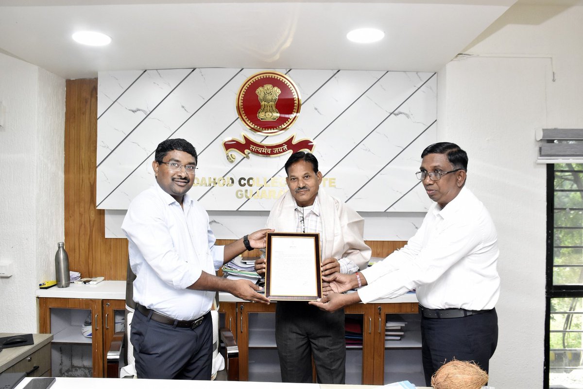 પ્રાથમિક શાળા, ઉકરડીના શિક્ષકશ્રી વીરસીંગભાઇ હઠીલા દાહોદ જિલ્લાનું ગૌરવ બન્યા, શિક્ષક વીરસીંગ હઠીલાએ પોતાના વતન પ્રત્યે પહાડ જેવો સેવાભાવ દર્શાવી ગામને એમ્બ્યુલન્સ ભેટ આપી. <a href="/CMOGuj/">CMO Gujarat</a> <a href="/revenuegujarat/">Revenue Dep. Gujarat</a> <a href="/JayantiRavi/">Jayanti Ravi</a>