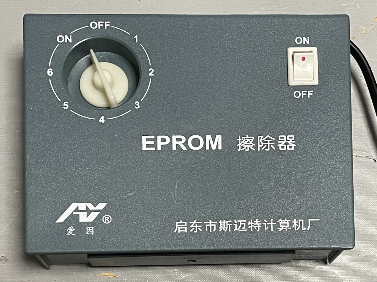 PCL86's tweet photo. ジャンクのUV-EPROM 2764と27128を購入
2764が11個、27128が2個 2764はデータが書き込まれたままだったので、ROMイレーサーで消去
殺菌ランプを使ったイレーサーだと20分、キセノン管のイレーサーは5秒で消去できます
キセノン管のが便利ですね(^^)
#EPROM
#UVEPROM
#ROMイレーサー https://t.co/MlJpBLBzWb