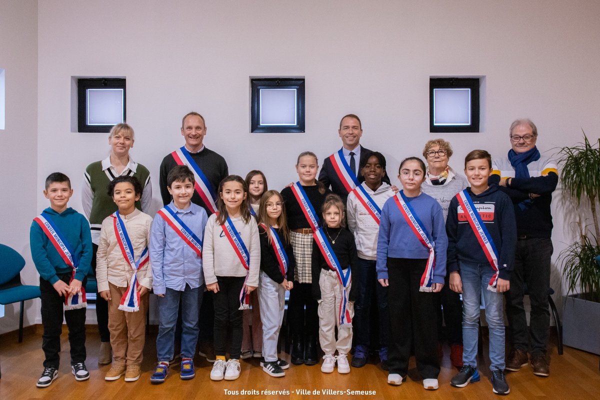 villerssemeuse's tweet photo. Ce matin, le nouveau Conseil Municipal Jeunes, élu le 15 octobre 2024, prenait ses fonctions dans la salle du Conseil Municipal en mairie ✅

ℹ️ sur https://t.co/6sJjgCCc23 https://t.co/Y5PHRI4OWH