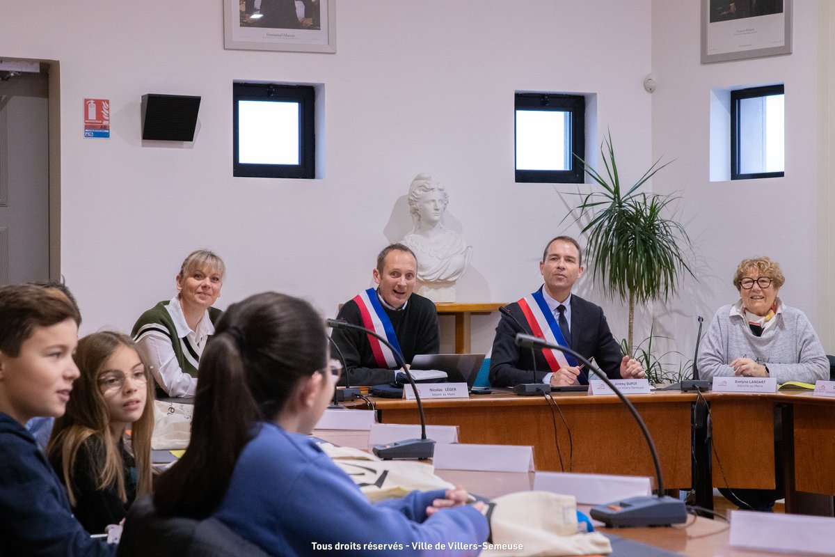 villerssemeuse's tweet photo. Ce matin, le nouveau Conseil Municipal Jeunes, élu le 15 octobre 2024, prenait ses fonctions dans la salle du Conseil Municipal en mairie ✅

ℹ️ sur https://t.co/6sJjgCCc23 https://t.co/Y5PHRI4OWH