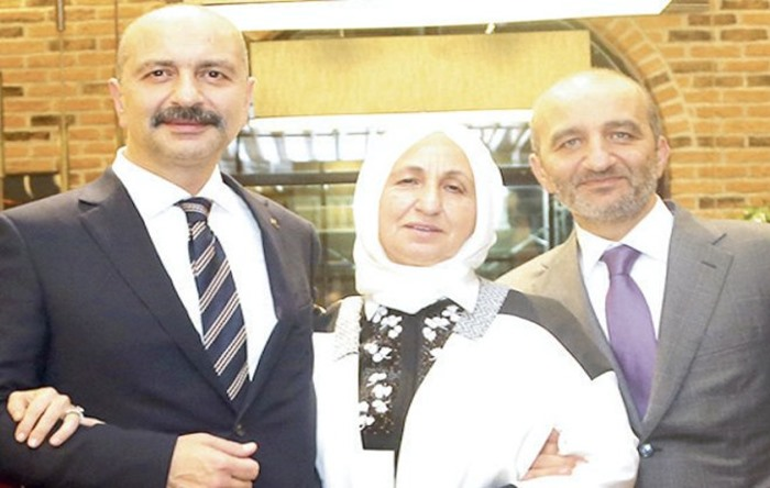 Akın İpek: 
Annem şu an Sincan’a götürülüyor. Şoku atlatmaya çalışıyorum. Sabah bir anda alıp götürmüşler. Evden çıkmıyordu zaten. Yürüyerek hali de yok. Yaşı ileri. 80’e yaklaşıyor. Astımı var, fibromiyalji hastalığı var.++ 
#MelekİpekeÖzgürlük