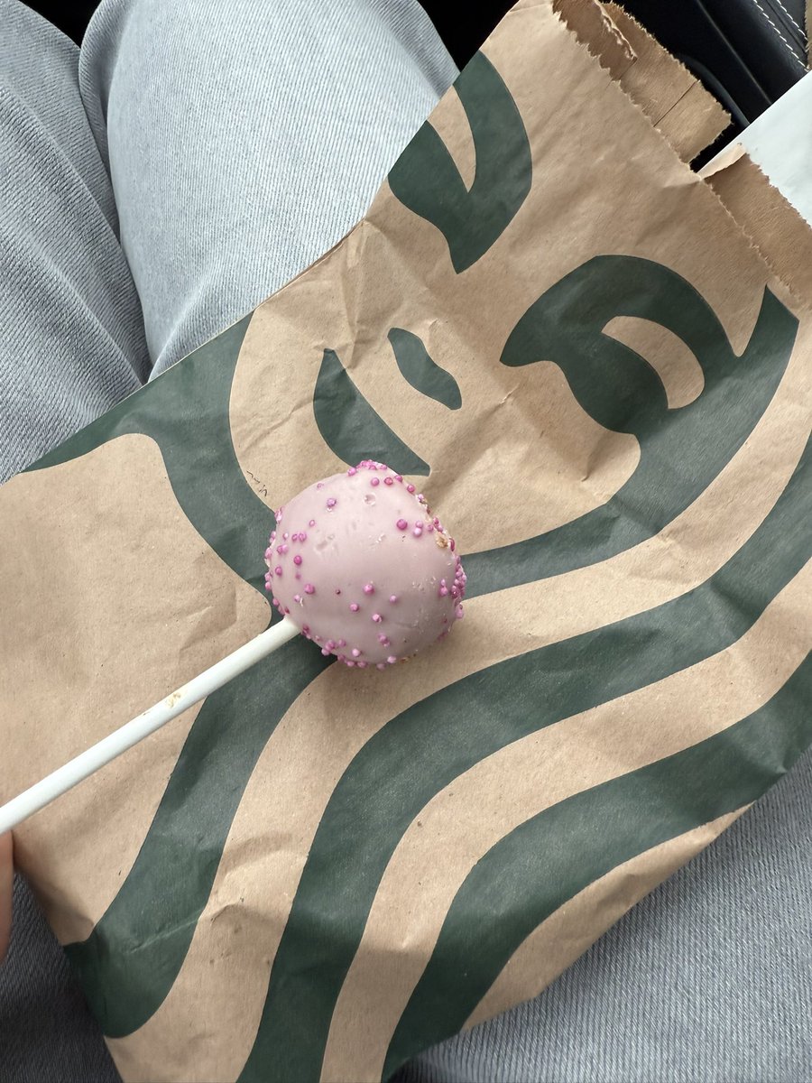 AlyssaJones_x's tweet photo. @StarbucksUK the disappointment when you order a cute Christmas polar bear cakepop at the drive thru and when you open it you see this instead💔 https://t.co/Tcv6H21t2v