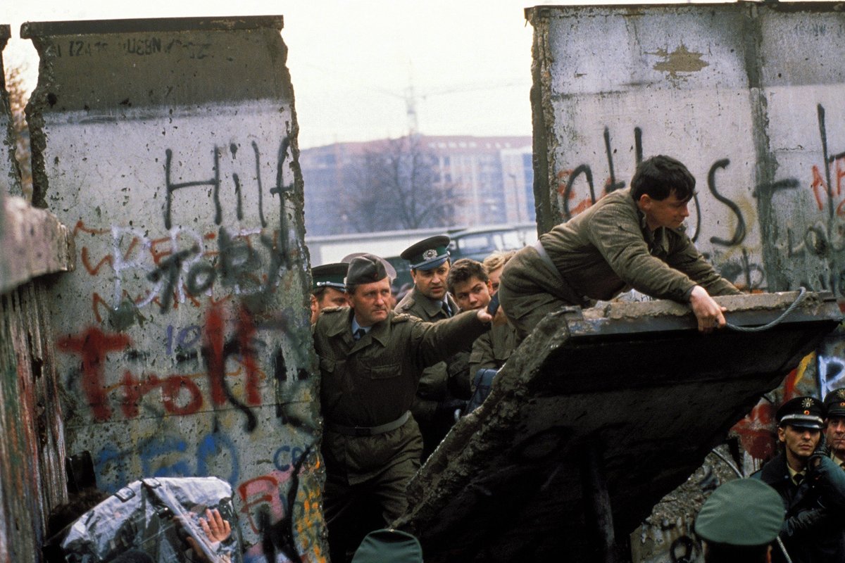 London Bach Society (LBS) (@bachlive) on Twitter photo 9 November 1989. On this momentous day the infamous Berlin Wall fell, uniting Germany, families, businesses...and music. A whole new life began this day. <a href="/GermanEmbassy/">German Embassy London</a> <a href="/GermanAmbUK/">Miguel Berger</a> 9 November 1989. On this momentous day the infamous Berlin Wall fell, uniting Germany, families, businesses...and music. A whole new life began this day. <a href="/GermanEmbassy/">German Embassy London</a> <a href="/GermanAmbUK/">Miguel Berger</a>