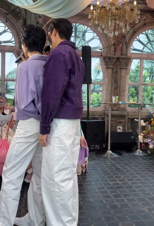 tinycloud18's tweet image. แล้วเค้าชอบไปยืนซ้อนหลังให้น้องหันมาตกใจมาก โถ่ พี่พระเอก แต่ละแนวที่แก้งแฟร 🫠