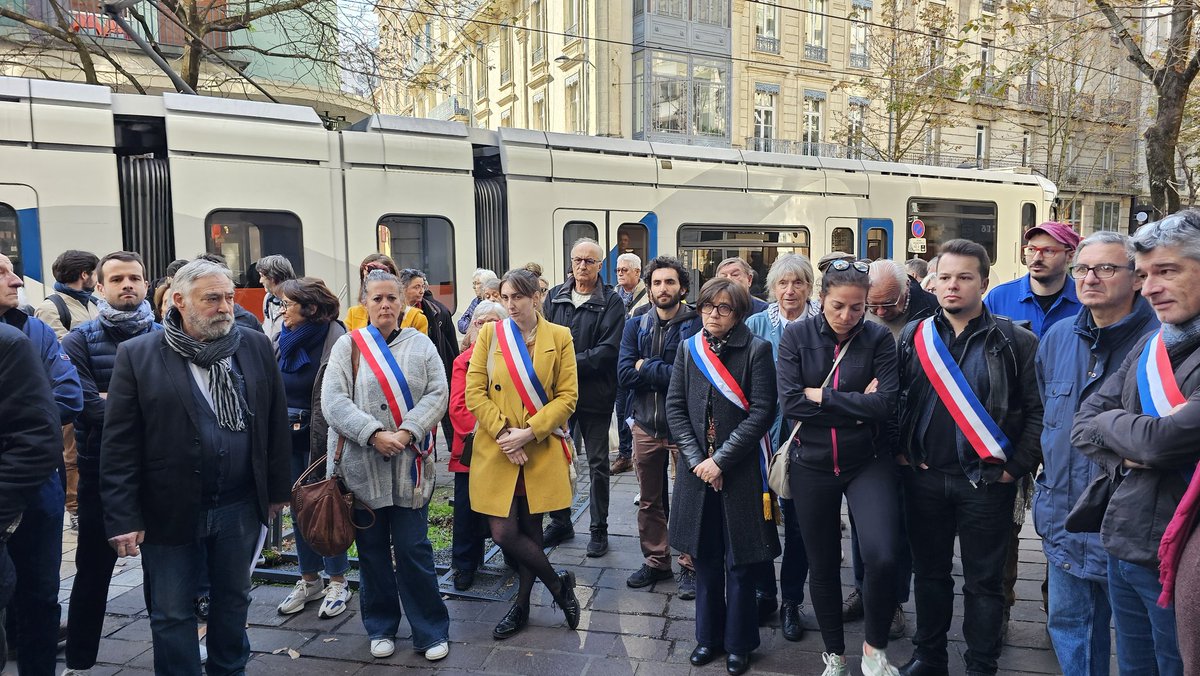Les élu-es du groupe Grenoble en Commun se tiennent aux côtés du Collectif "J'aime ma poste" pour dire NON à la fermeture du bureau de poste Alsace Lorraine ! Les services publics de proximité sont des communs à préserver ! ✊