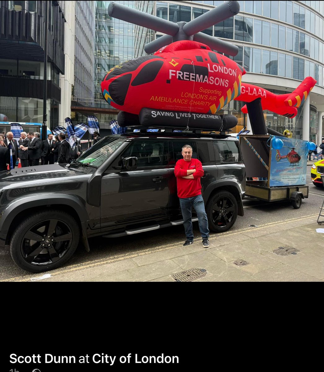 Photo credit Scott Dunn. Well done to <a href="/LondonMasons/">London Masons</a> - spectacular support to <a href="/LDNairamb/">London's Air Ambulance Charity</a> #LordMayorsShow