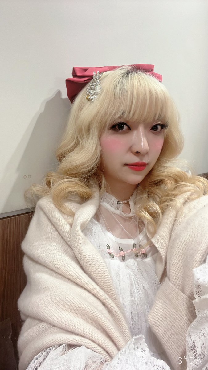 정신없이 화라락 지나간 하루😨 심지어 부스사진도 못찍었다🥲 
로리타데이 수고하셨습니다! 흔치않은 흰 옷으로 부스에서 결제머신을 했습니다🥰 
결제기이슈로 초반에 어수선했던 점 너무 죄송해요! 많이 들러주셔서 감사합니다