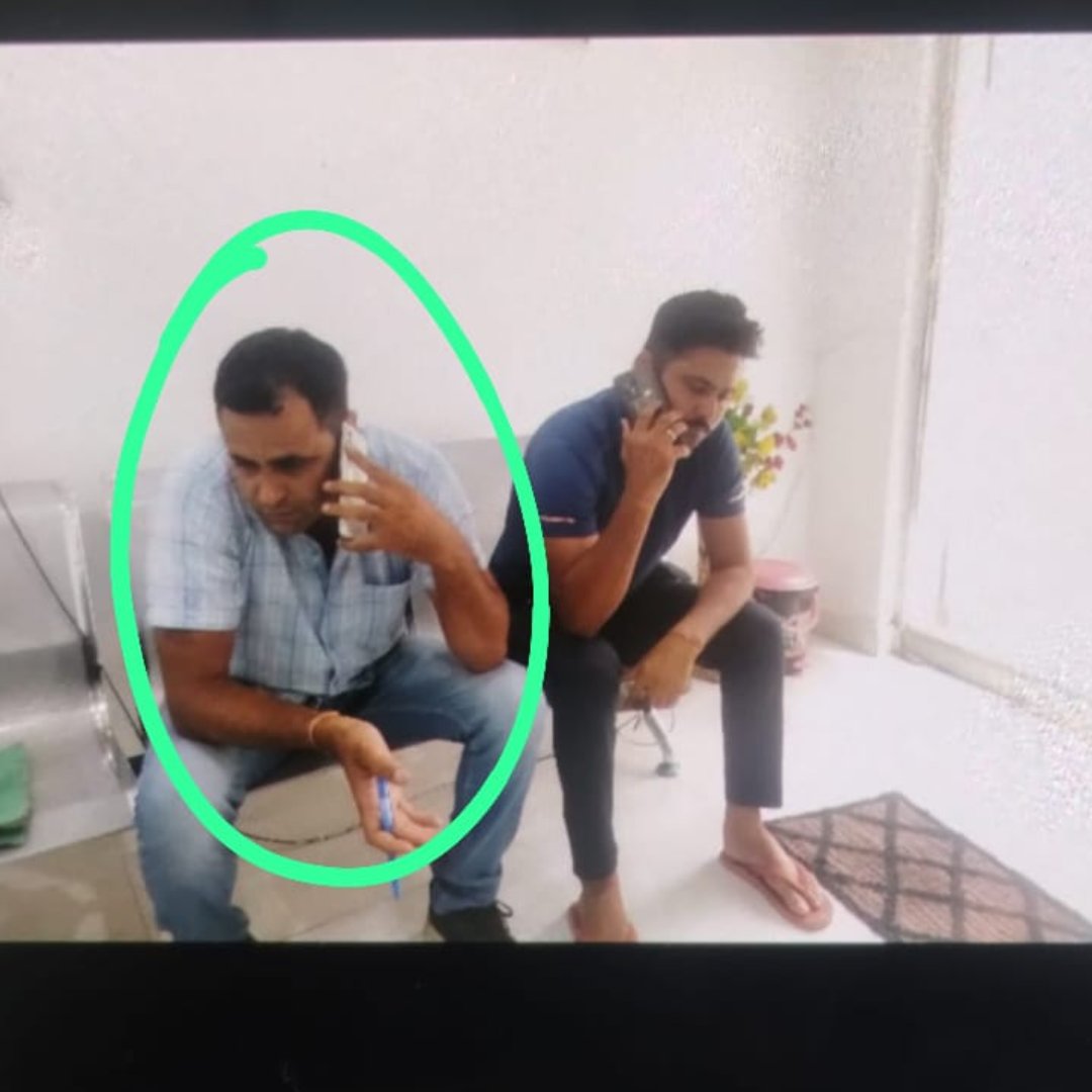 mogha_sachin's tweet photo. What kind of behaviour by Delhi police it is?
No uniform, no written order, rude behave toward qualified doctors 
And threating doctor 
Can we call this the law and order in delhi, to harrash Qualified Doctor in delhi??
@DCPDwarka 
@DelhiPolice 
@DelhiPoliceCom1 
@LtGovDelhi https://t.co/s8mMbk4pdO