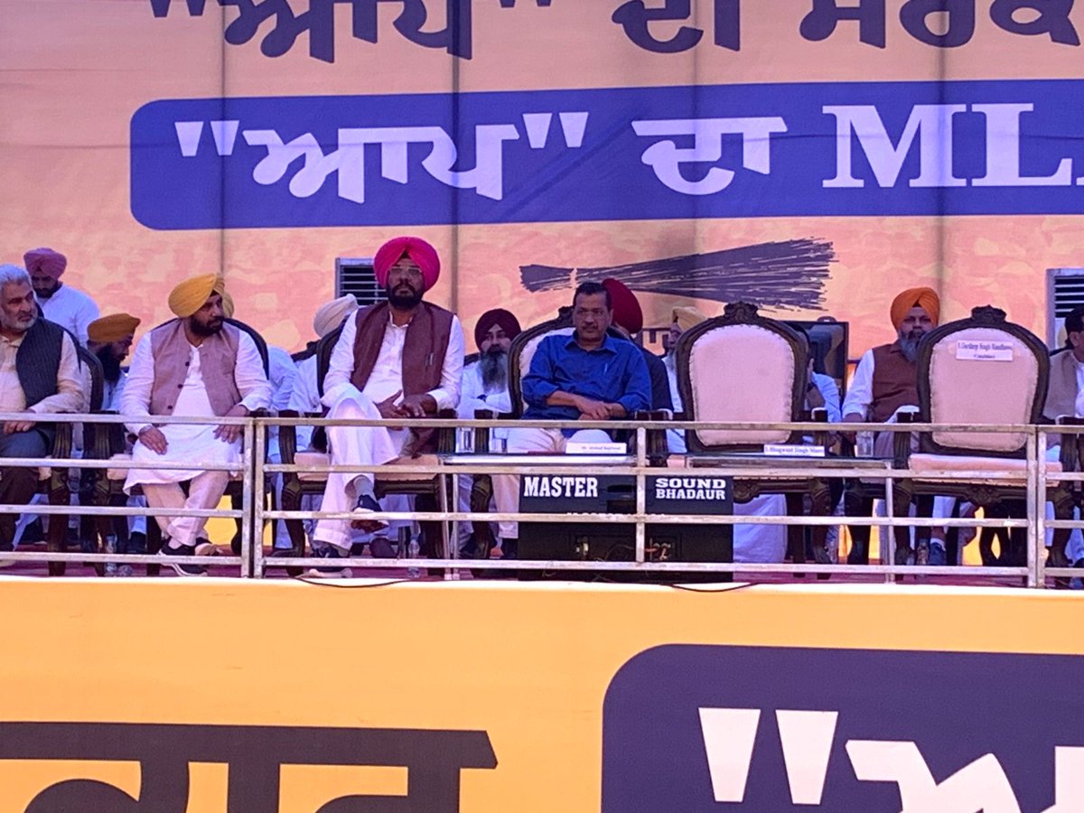 KuldeepSinghAAP's tweet photo. ਡੇਰਾ ਬਾਬਾ ਨਾਨਕ ਜ਼ਿਮਨੀ ਚੋਣ ਵਿੱਚ ਆਪਣੇ ਪਿਆਰੇ ਲੋਕਾਂ ਨੂੰ ਮਿਲਣ ਸਾਡੇ ਆਮ ਆਦਮੀ ਪਾਰਟੀ ਪਰਿਵਾਰ ਦੇ ਮੁੱਖੀ ਸ਼੍ਰੀ ਅਰਵਿੰਦ ਕੇਜਰੀਵਾਲ ਜੀ ਪਹੁੰਚੇ। ਉਹਨਾਂ ਦੇ ਮਨ ਵਿੱਚ ਸਿਰਫ਼ ਇੱਕ ਹੀ ਗੱਲ ਸੀ ਕਿ ਆਪਣੇ ਲੋਕਾਂ ਦੀ ਭਲਾਈ ਲਈ ਕਿਹੜੇ ਨਵੇਂ ਕਦਮ ਚੁੱਕੇ ਜਾ ਸਕਦੇ ਹਨ।

डेरा बाबा नानक उपचुनाव में अपनी प्यारी जनता से मिलने हमारे आम आदमी पार्टी परिवार के मुखिया श्री अरविंद केजरीवाल जी पहुंचे। उनके मन में सिर्फ एक ही बात थी कि कैसे अपनी जनता के भले के लिए कौन से नए कदम उठाए जा सकते हैं। #Punjab @ArvindKejriwal @AamAadmiParty
