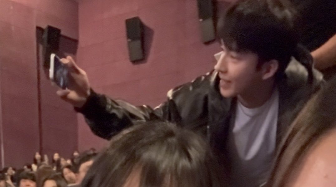mooroog2's tweet photo. 그리고 우리 안봐주는데
그냥 우리끼리 셀카찍음
이게 순애야 https://t.co/tlcaHUxLdy