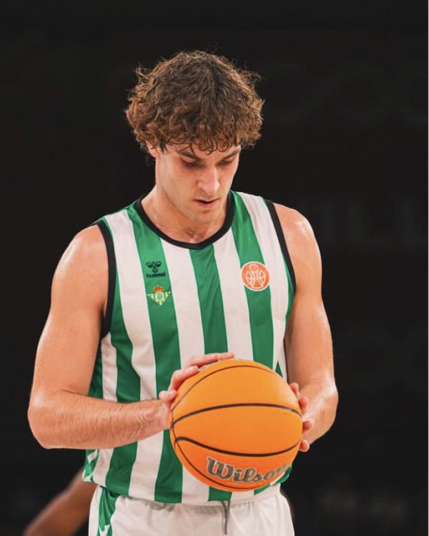 🟢✍🏻 Ante el fallo de audio, he decidido publicar lo que fue la entrevista con Rubén López De la Torre. 

- Hay que decir que es una entrega de clase y todavía queda por aprender.

Y por último quería agradecer a los aficionados del #BetisBaloncesto que me dais visibilidad 💚