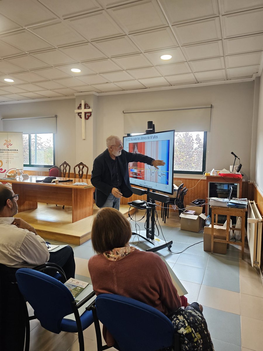 Impresionante la ponencia a cargo de D. José Manuel Moreno Rodríguez:
“CAMBIO CLIMÁTICO: HACIA UN MUNDO MÁS CÁLIDO Y SECO EN NUESTRAS LATITUDES” con un mensaje muy claro y crítico.
#XXIJornadaDeCooperaciónCLM
#CLMesCooperación
#JornadaCoordinadoraONGDdeCLM
#NosVaElFuturoEnEllo