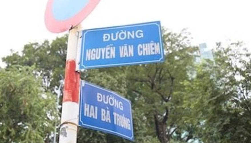 981Ngoc's tweet photo. Nếu là Chim thì đã sao ?
Theo tài liệu, ông Nguyễn Văn Chim là một nhà vô địch về quần vợt đầu tiên của VN. Ông Chim sinh năm 1899 ,mất năm 1952.
Khi qua đời, ông được dựng tượng và chôn cất tại nghĩa trang Mạc Đĩnh Chi Sài Gòn.
Tháng 10/ 1955, tên ông được phòng họa đồ (Tòa đô chánh)  đặt thay cho đường Mac Pourpe thuộc quận 1. Điều đặc biệt là trong chữ Chim không biết nghĩ sao,người ta thêm vô mẫu tự ê, nên tên nhà quần vợt Nguyễn Văn Chim trở thành Nguyễn Văn Chiêm .
Sau 1975, vấn đề Chim hay Chiêm được đặt ra trong một cuộc hội thảo của Hội đồng Đặt Tên Đường Thành Phố . Rốt cuộc,tên đường Nguyễn Văn Chiêm vẫn giữ nguyên như cũ.
Nghe nói bên lề hội thảo, một số các chuyên gia đã trao đổi chuyện "Chim" hay "Chiêm"  thật nghiêm túc.
Có vị thẳng thắn nói :
"Nếu là Chim thì đã sao,phải trả lại đúng tên khai sanh cho nhà quần vợt kiệt xuất Nguyễn Văn Chim" !