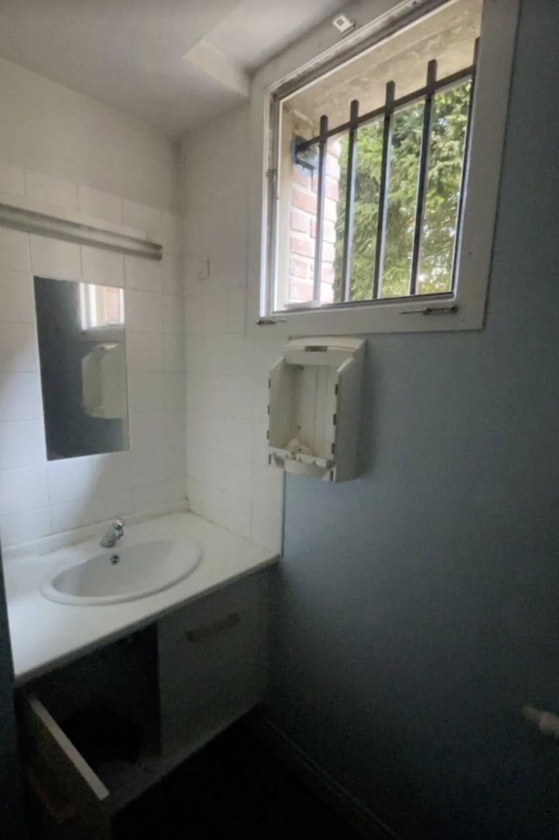 NajibBym's tweet image. A #Amiens, 13 enfants âgés de 12 à 16 ans placés par l'Aide sociale à l'enfance vivent un enfer.

Rats, cafards, punaises de lit, douches sans fenêtres, pas de chauffage, moisissures : les conditions de vie de ces jeunes placés à l'ASE sont indignes et révoltantes.

Comment cela…