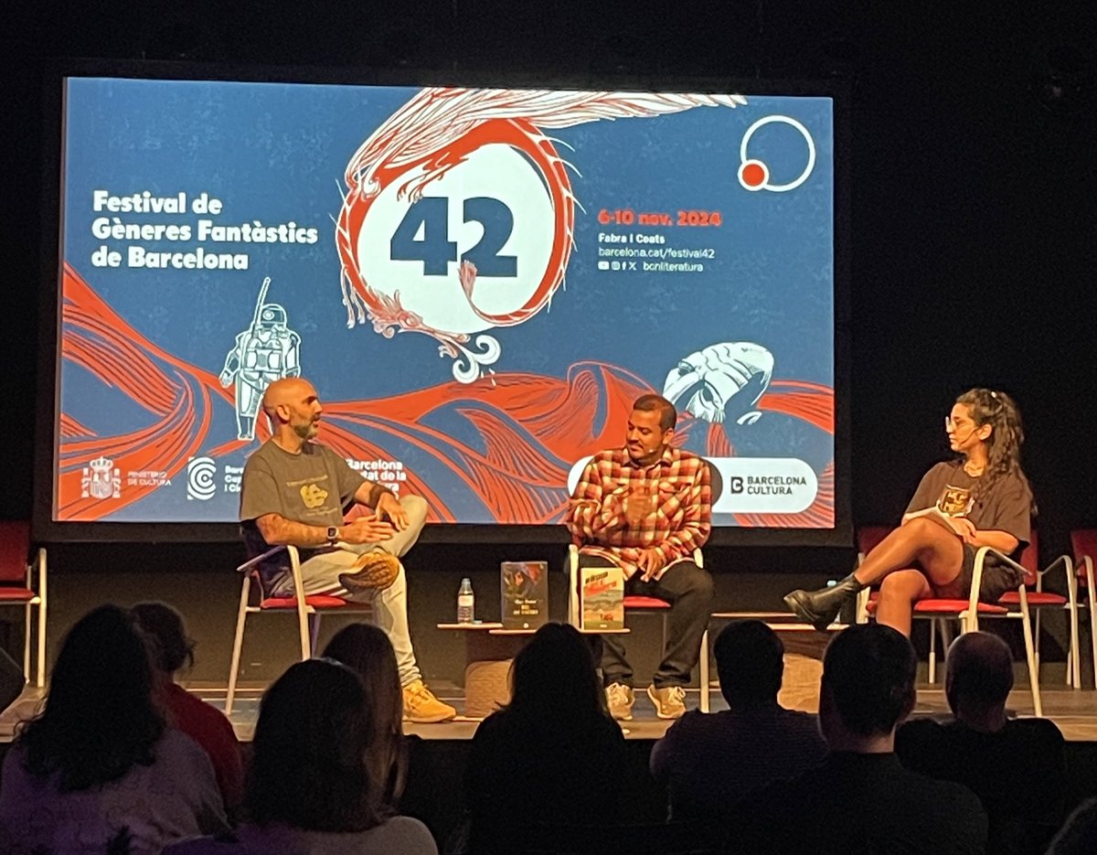 Ara al #Festival42bcn, la gran <a href="/tatianadunyo/">Tatiana 🌸🪓</a> parla amb en <a href="/DoctorMoriarty/">Marc Pastor</a> i en @punkahoy sobre escriure gènere per cagar-se en tot, per deixar pal·lesa tota la merda de la societat, per retratar el filldeputisme generalitzat… i com poder construir des d’allí.