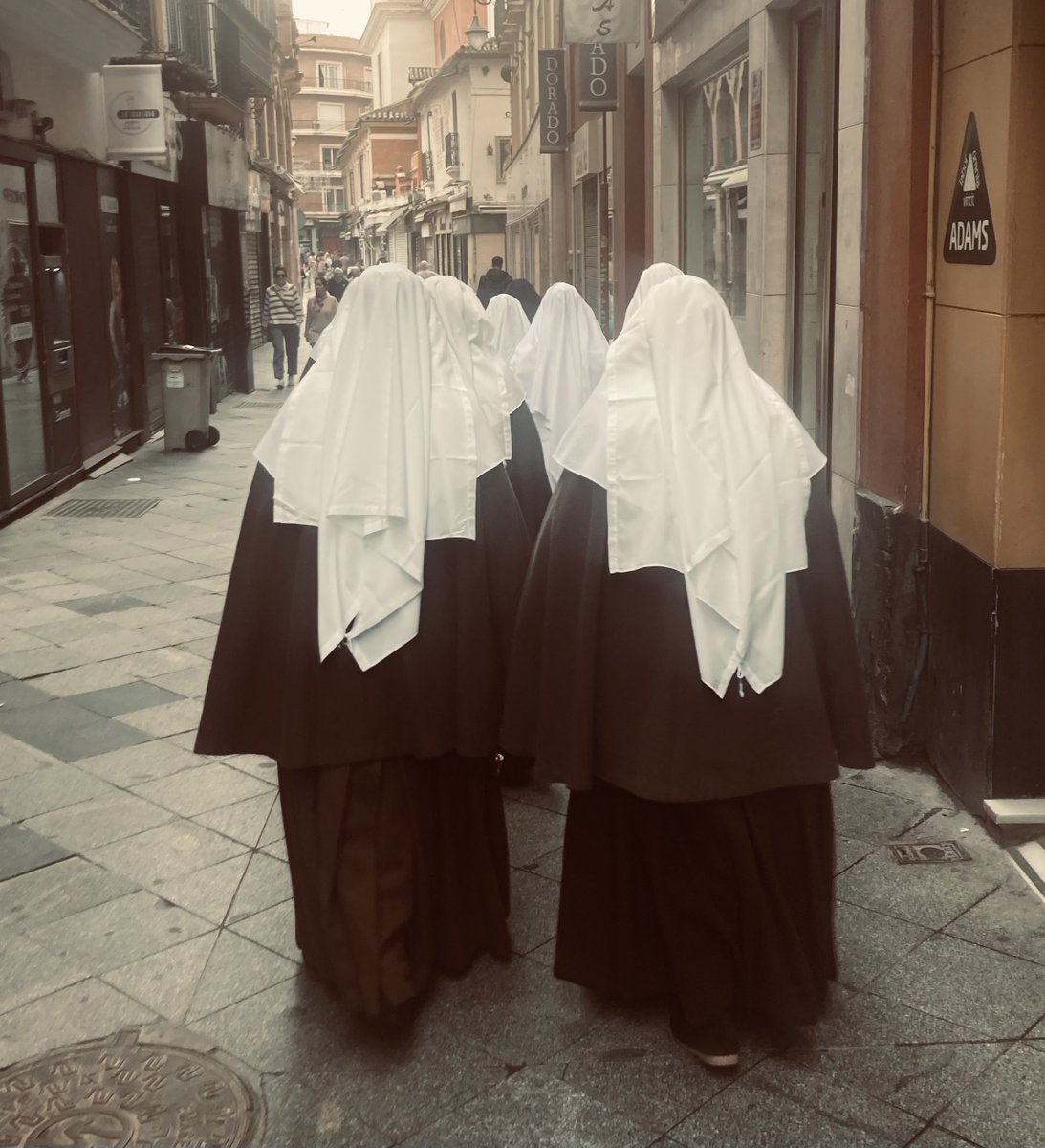 Hoy han bajado los Ángeles a Sevilla, tristeza por quien no ve a Dios entre tanta bondad.