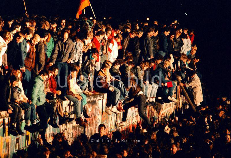 ullsteinbild's tweet photo. 35 Jahre #Mauerfall !
In der Nacht vom 9. - 10. Nov. 1989 strömen Tausende von Menschen über die Grenze. Bilder von Menschen auf der Mauer gehen um die Welt.
1) Am Brandenburger Tor © ullstein bild - Röhrbein
2) Grenzübergang Rudolphstein. © ullstein bild - dpa
#ullsteinbild https://t.co/g9I1hPwYAU