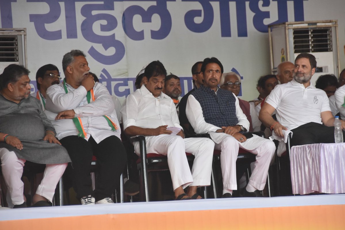 जमशेदपुर सिंहभूमि कोल्हान में बीजेपी हल्कान है
हिमंता जैसे गद्दार गुंडों के सहारे BJP झारखंड पर कब्जा करना चाहती है। ऐसे तत्वों को यहां के लोग
होश ठिकाने ला देंगे

अपने नेता राहुल गांधी जी के साथ कांग्रेस
उम्मीदवार बन्ना गुप्ता जी और डॉ अजय कुमार के
पक्ष में जनसभा को संबोधित किया