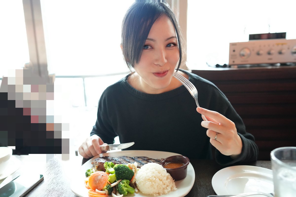 HashimotoKotoe's tweet photo. 先程ワシが「ダウン症児は初産36才から激増するが知的障害児は初産29才から激増」と書いたら驚いてる人が沢山いた。ヤンママの子が喧嘩強くて運動できるのも初産19才で産んでるからだし、差別用語だがチー牛が全般鈍くて弱いのは初産30才過ぎて産んでるからだな。
そこでワシの考えじゃ！

性格とかは遺伝子の影響が強いんじゃが、知能はハッキリいって栄養だと現在分かっている。

人類が狩猟生活をしていた頃は少数人数で��ンモスの肉をわけて食べたから高身長の骨格が出土するが

人類が農耕をはじめた後の地層からは低身長の骨格が出土し

石器や土器のクオリティーを比較すると、農耕が始まった後のほうが頭悪くなっているのでは？　という説もある。

日本でも縄文土器の方が農耕メインの弥生土器よりクオリティー高い感じがするよな。

つまり、知能とは胎児期に得た栄養と幼児期に得た栄養でほぼ決まるというのが今日の通説じゃ。

実際、生後10ヶ月から18ヶ月の期間に鉄分を一切とらないと誰でも知的障害になるぞ。

また、この期間にアラキドン酸を沢山とると知能は高まるぞ。

昔の粉ミルクにはアラキドン酸が入ってなくて、母乳からしかとれなかったため、粉ミルク育ちは頭が悪いと言われていたが、現在は全ての粉ミルクにアラキドン酸は入っ���いるぞ。

さて、ではなぜ母親29才以上から知的障害児が増えるのか。

昔は、単に馬鹿が高齢出産してるから子どもも馬鹿だと考えられていたが、2012年になって知的障害児の統計調査が行われてな

知的障害児は健常児よりも平均して200gほど出生体重が軽いことが分かったんじゃ。

ここから、女は29才過ぎると栄養吸収能力が低くなり、胎児も必然的に栄養が悪くなり、知的障害になるという答えが導き出された。

みんなも体感として、深夜2時に脂こってりラーメン（1800キロカロリー）を食べて、5時間後の朝7時に爽やかな気持ちで起きられるのは何才までだった？

19才なら多くの人が問題なく消化出来ても、29才だとかなり分かれるよな。

つまり、いくら食べても母体の栄養吸収能力の低下が胎児の栄養の悪さにつながっているんじゃな。

精神障害者も採血検査をすると、健常者の血液に比べて以下の栄養が桁違いに低い。

統合失調症　コエンザイムQ10が欠乏
双極性障害　ビタミンB6,B2,葉酸,DHAが欠乏
自閉症スペクトラム　アラキドン酸が欠乏

これらの物質を飲めば治るという話しではないが

自閉症についてはアラキドン酸を半年飲ませたら症状改善したという報告もある。

アラキドン酸はリノール酸という植物油から体内で合成するんじゃが、もし合成に必要な遺伝子が欠けていたら欠乏するじゃろな。

猫はアラキドン酸を合成する能力が低いので、ネズミを殺してアラキドン酸が沢山ある脳漿を吸いとり栄養補給しているぞ。

さて、ワシは今度36才になり、出産予定だから、胎児を低体重で産ませない努力が大切じゃ。

そこで色々調べると、加齢で落ちるのは、細胞内のミトコンドリアが生成するアデノシン三リン酸という物質だと分かった。

ミトコンドリアには沢山種類があって、人によって違う。

ワシのミトコンドリアは、日本人約4000万人が属するグループで、最大派閥じゃ。

つまり、それだけ出産エネルギーを効率的に供給するミトコンドリアなわけじゃな。

一方で日本人の0.5%未満のミトコンドリアもある。これはエネルギー供給効率が悪く人口を増やせなかった結果じゃな。

実は、ワシの夫のミトコンドリアは、人口0.5%以下のマイノリティーで、夫の生活態度をみると、かなり疲れやすい。二徹くらいでヒイヒイいっておる。

最初は根性を叩き直してやろうと愛のムチを与えたが、どうやら根本的にワシとはエネルギー生産能力が違うとわかった。

まあミトコンドリアは母からしか遺伝しないからワシの子には関係ないんじゃが。

ところが日本では0.5%しかいない夫のミトコンドリアが、スイスやフィンランドでは人口10%近くいる。

「あれ？」と思い研究し、どうもカリウム量の違いだと気づいた。

日本は軟水だからカリウムがなく、夫は疲労中年だったが、スイスと同じく、水にカリウムを混ぜ���飲ませ続けたら、なんと1日5回射精してもピンピンしてる強靭な中年になった！

人によって必要な栄養は違う、ということじゃな。

そんなわけで、ワシは栄養にこだわり、ミトコンドリアが生産する栄養自体を摂るようにした。サプリであるぞ！

高齢出産に対応するため、国が指導実践していく政策をワシはしたい！

みんなの意見を聞かせてね！

ところで私が書いた『われ、正気か！』という本は、アラキドン酸と胎児の話しも広島弁で解説した。強い日本を作るには強い子を産まねばならん！
https://t.co/2fN9JmQ0HI

写真はガッツリ昼飯たべてるわたし！

本を既に読んだ人も電子書籍版をスマホに入れて応援してね！
https://t.co/2fN9JmQ0HI