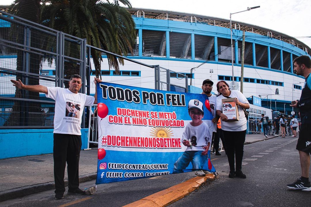 ¡SE AGRADECE LA DIFUSIÓN! 💙

👉 Felipe tiene casi 4 años y hace dos lo diagnosticaron con Distrofia Muscular de Duchenne, una afección que hace que los órganos se deterioren y los músculos pierdan fuerzas. 

🏥 Su única esperanza está en una clínica Texas, Estados Unidos, donde