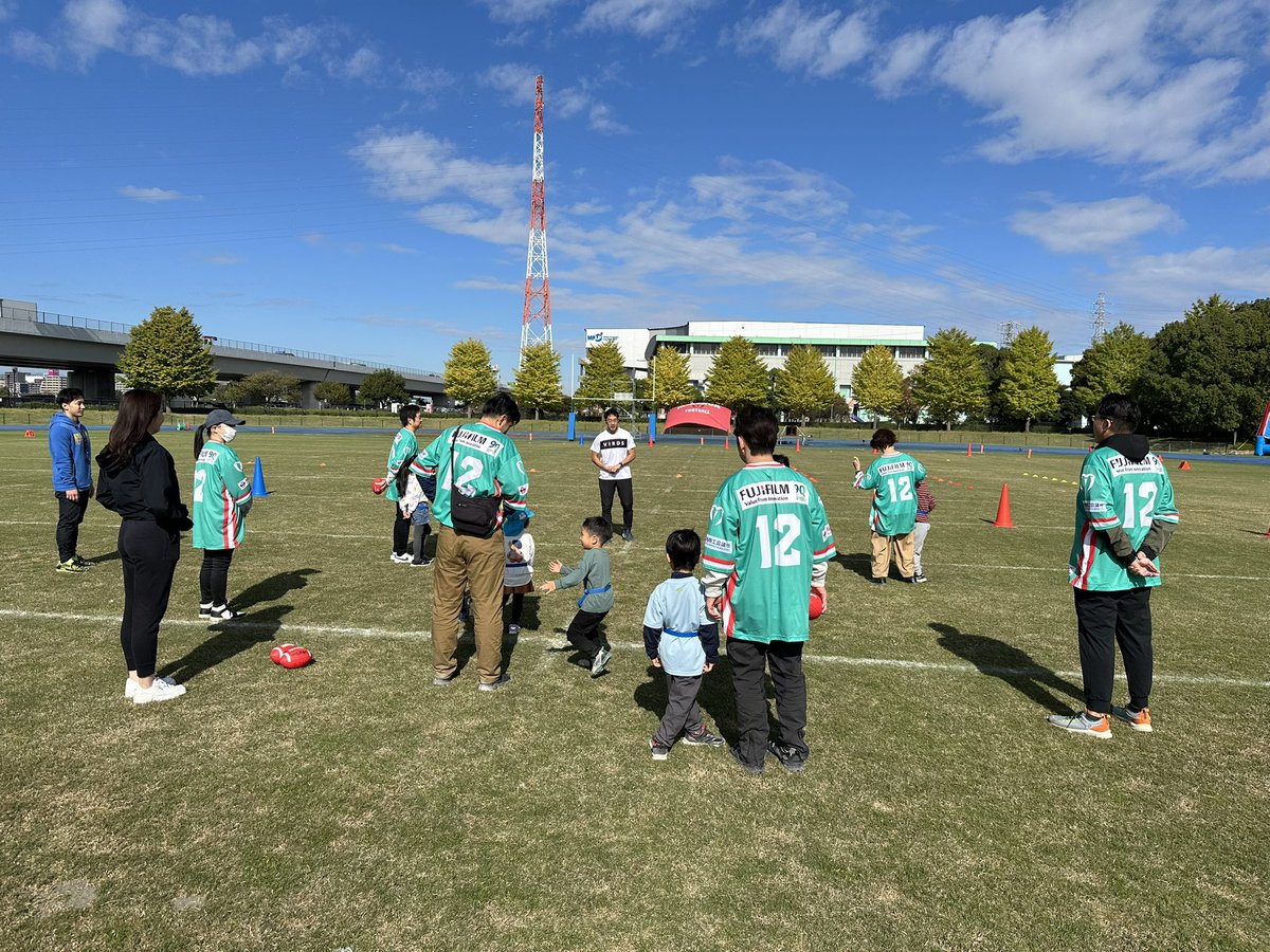 terada47's tweet photo. 海老名でフラッグ体験会。
至近距離でエビーニャにも遭遇！

明日も同じく海老名でスポーツフェスタ！フラッグとチアとかけっこ体験できます！

#フラッグフットボール
 #海老名市
#ミネルヴァAFC https://t.co/12QM9zKEBo