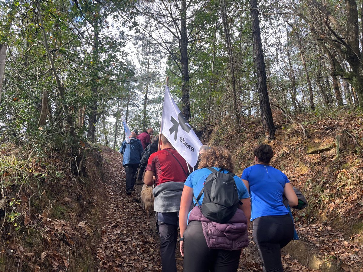 '20 urte kartzelan, Marixol Etxera!' mendi martxa egin dute Eskoriatzan. Amaiera. Talde argazkia atera dute ibilbide luzea eta motza egin dutenek, Mazmelan.