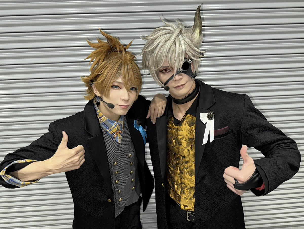 yohhg's tweet photo. ミュージカル『刀剣乱舞』 祝玖寿 乱舞音曲祭
福岡公演！初日終了！
観てくださった皆様ありがとうございました！！

会場が変わるとまた全体の雰囲気ガラッと変わって楽しー！！

鬼丸国綱と👍
みちゅ👍明日も頑張ろうねみちゅ👍👍

#刀ミュ https://t.co/iZ3yPVhRZC
