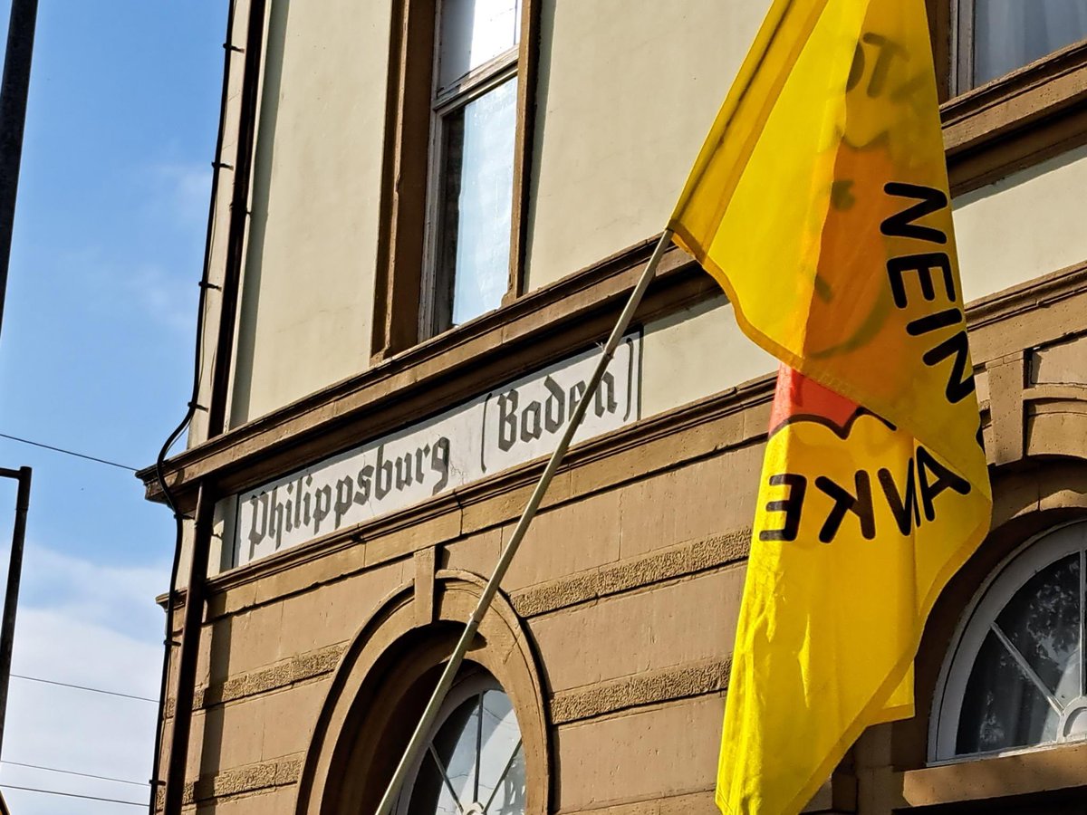 NeckarXCastor's tweet photo. Kein Castor nach Philippsburg und auch nicht nach anderswo. Es gibt kein sicheres Endlager! Die Atommüll-Transporte sind gefährlich und sinnlos! https://t.co/O78ffss1Pi