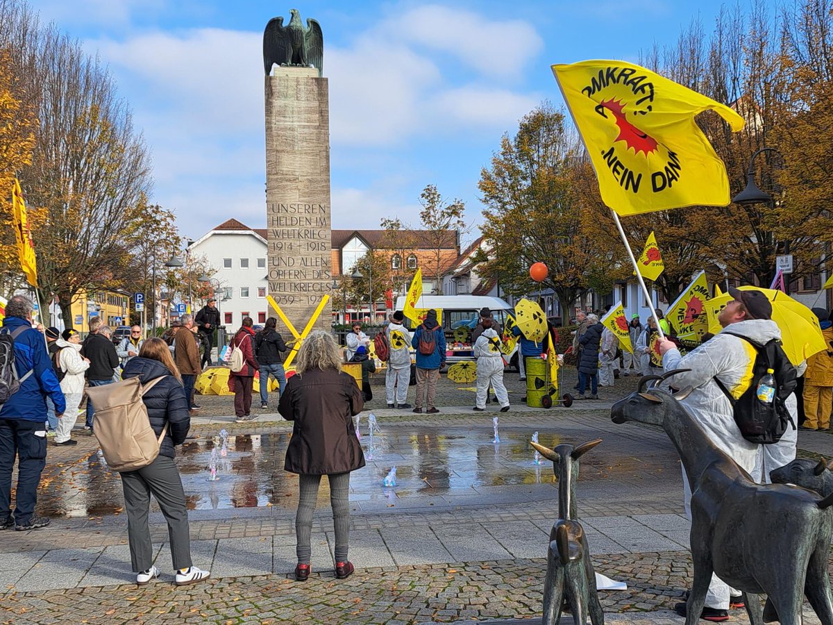 NeckarXCastor's tweet photo. Kein Castor nach Philippsburg und auch nicht nach anderswo. Es gibt kein sicheres Endlager! Die Atommüll-Transporte sind gefährlich und sinnlos! https://t.co/O78ffss1Pi