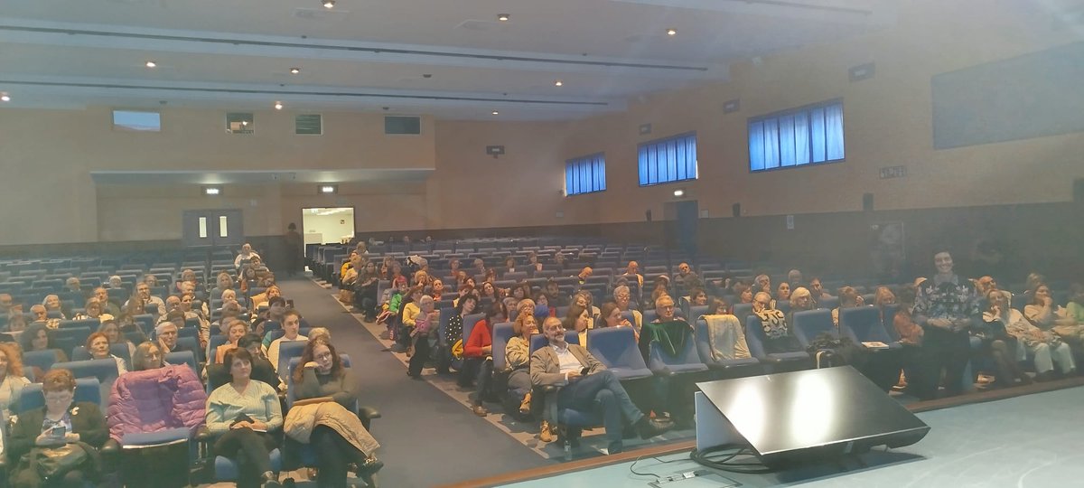 CDAMAZ's tweet photo. El club de las #LecturasVerdes del CDAMAZ con nuestra compañera Marga Muñoz compartiendo experiencias en el I Encuentro de clubes de lectura de la provincia de Zaragoza
Mesa redonda con Eva Cosculluela #Calatorao @zaragozaromana
@ZGZBibliotecas
Hablamos de clubes @RECIDANET 💚 https://t.co/842IPUmNl2
