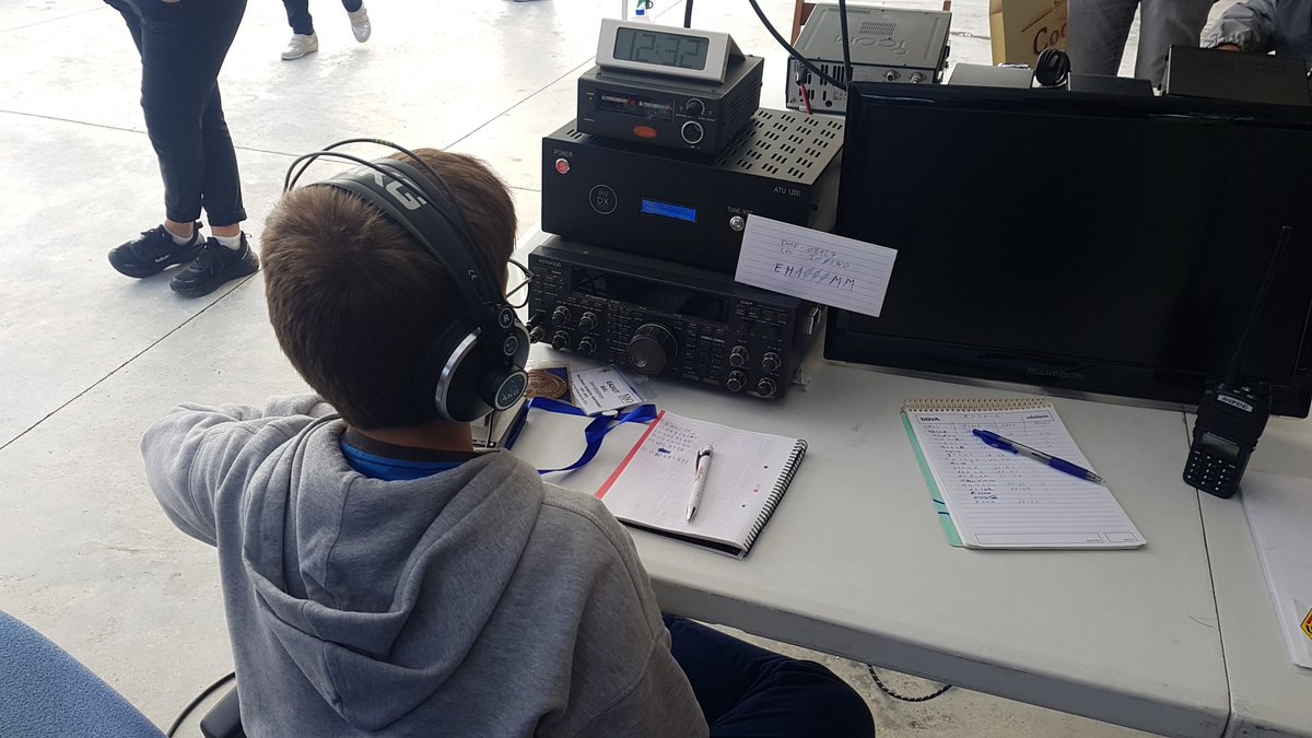 vazqmontre's tweet photo. El radioaficionat potser més jove de Catalunya operant EH1000MM.
Mil·lenari del Monestir de Montserrat.
Unió de Radioaficionats de Catalunya, URCAT https://t.co/NKwCWb98bK